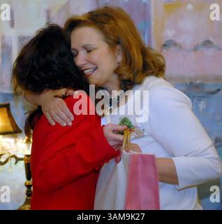 28. März 2007 – USA – Elizabeth Edwards (rechts) umarmt Kim Lookabill vom High Point Regional Hospital, nachdem Lookabill ihr am Mittwoch, 28. März 2007, einen Pink Ribbon Award verliehen hatte. (Diedra Laird/Charlotte Observer/MCT) (Bild: © Diedra Laird/mct/ZUMAPRESS.com) Stockfoto