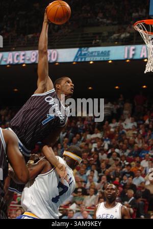 30. März 2007: Orlando Magic Stürmer Trevor Ariza stürmt am Freitag, den 30. März 2007 in die Amway Arena in Orlando, Florida, um über das Indiana Pacers Center Jermaine O'Neal zu schießen. (Stephen M. Dowell/Orlando Sentinel/MCT) (Kreditbild: © Stephen M. Dowell/mct/ZUMAPRESS.com) Stockfoto