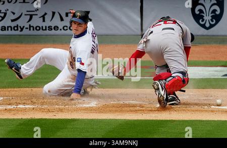 6. April 2007 – USA – Brad Wilkerson der Texas Rangers scheitert am Freitag, den 6. April 2007, als Doug Mirabelli den Ball im zweiten Inning in Arlington, Texas, fallen lässt. Die Rangers gewannen mit 2:0. (Ron Jenkins/Fort Worth Star-Telegram/MCT) (Kreditbild: © Ron Jenkins/mct/ZUMAPRESS.com) Stockfoto
