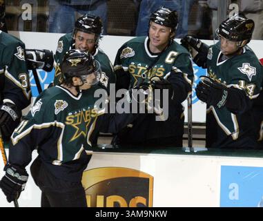6. April 2007 – USA – Ladislav Nagy der Dallas Stars feiert am Freitag, den 6. April 2007 im American Airlines Center in Dallas, Texas, mit seinen Teamkollegen Mike Ribeiro (links), Brenden Morrow (Mitte) und Stu Barnes das Tor beim Schießen. (Sharon M. Steinman/Fort Worth Star-Telegram/MCT) (Kreditbild: © Sharon M. Steinman/mct/ZUMAPRESS.com) Stockfoto