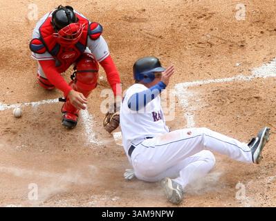 6. April 2007 – US-amerikanischer Boston Red Sox-Fänger Doug Mirabelli lässt den Ball fallen, als er den Ball am Freitag, den 6. April 2007 auf Brad Wilkerson der Texas Rangers in Arlington, Texas, anbringt. (Ben Noey Jr./Fort Worth Star-Telegram/MCT) (Kreditbild: © Ben Noey Jr/mct/ZUMAPRESS.com) Stockfoto
