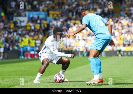 Leeds, Großbritannien. April 2025. Wilfried Gnonto von Leeds United kämpft am 11. April 2025 gegen Jayden Meghoma aus Preston North End während des Spiels Leeds United FC gegen Preston North End FC Skybet EFL Championship in Elland Road, Leeds, Großbritannien Credit: Lee Keuneke/Every Second Media Credit: Every Second Media/Alamy Live News Stockfoto