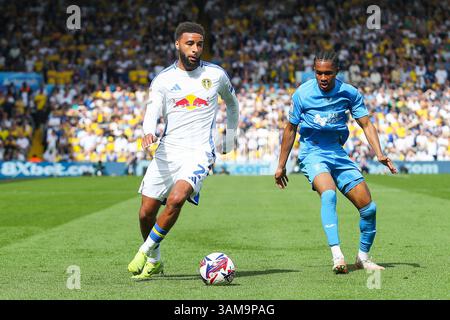 Leeds, Großbritannien. April 2025. Jayden Bogle von Leeds United kämpft am 11. April 2025 mit Jayden Meghoma aus Preston North End während des Spiels Leeds United FC gegen Preston North End FC Skybet EFL Championship in Elland Road, Leeds, Großbritannien Credit: Lee Keuneke/Every Second Media Credit: Every Second Media/Alamy Live News Stockfoto
