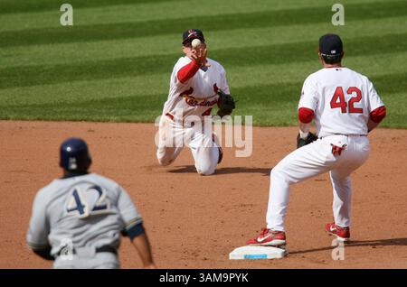 15. April 2007: St. Louis Cardinals Shortstop David Eckstein (Mitte) wirft den Ball an den zweiten Baseman Adam Kennedy, um den Hauptläufer, den Milwaukee Brewers' Prince Fielder (links), im achten Inning zu zwingen. Die Cardinals besiegten die Brewers mit 10:2 im Busch Stadium in St. Louis, Missouri am Sonntag, den 15. April 2007. (Chris Lee/St. Louis Post-Dispatch/MCT) (Kreditbild: © Chris Lee/mct/ZUMAPRESS.com) Stockfoto