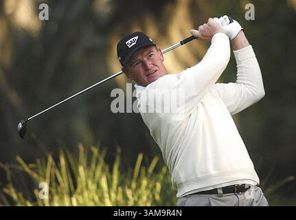 16. April 2007 - USA - Ernie Els sieht seinen Schuss vom zweiten Abschlag bei Harbour Town Golf Links auf Hilton Head Island, South Carolina, Montag, 16. April 2007. ELS beendete die Verizon Heritage mit 13 unter Par, nur einen Schlag weniger als die von Boo Weekley gepostete Siegerzahl. (Kristin Goode/The Island Packet/MCT) (Kreditbild: © Kristin Goode/mct/ZUMAPRESS.com) Stockfoto