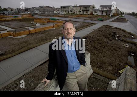 20. April 2007 – der stellvertretende Stadtmanager David Brandt in Alameda, Kalifornien, sagte, dass die Stadt 4 Millionen US-Dollar von einem Versicherer erhalten habe, um Umweltprobleme auf einem 50 Hektar großen Teil einer ehemaligen Marineflugstation zu beseitigen, die die Stadt für Wohnzwecke entwickeln wollte, am 12. Dezember 2006. Der Versicherer wiederum verklagte das Militär auf die Reinigungskosten, sagte Brandt. (Paul Kitagaki Jr./Sacramento Bee/MCT) (Bild: © Paul Kitagaki Jr/mct/ZUMAPRESS.com) Stockfoto