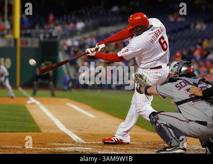 25. April 2007: US-amerikanischer Philadelphia Phillies-Slugger Ryan Howard trifft am Mittwoch, den 25. April 2007, im Citizens Bank Park in Philadelphia, Pennsylvania einen Heimlauf in das rechte Feld. (Jerry Lodriguss/Philadelphia Inquirer/MCT) (Kreditbild: © Jerry Lodriguss/mct/ZUMAPRESS.com) Stockfoto