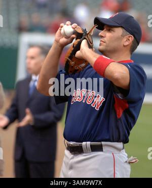 26. April 2007 – USA – der Boston Red Sox-Fänger Doug Mirabella wärmt sich vor seinem Spiel gegen die Baltimore Orioles am Donnerstag, den 26. April 2007, im Oriole Park in Camden Yards in Baltimore, Maryland, auf. (Gene Sweeney Jr./Baltimore Sun/MCT) (Kreditbild: © Gene Sweeney Jr/mct/ZUMAPRESS.com) Stockfoto