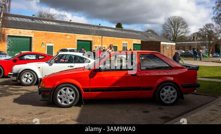 1983 Ford Escort RS 1600i, ausgestellt auf der Bicester Heritage Assembly am 16. März 2025. Stockfoto