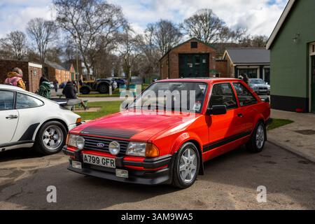 1983 Ford Escort RS 1600i, ausgestellt auf der Bicester Heritage Assembly am 16. März 2025. Stockfoto