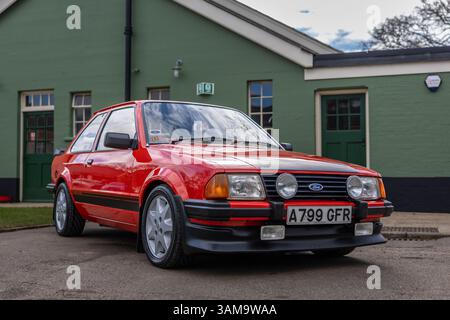 1983 Ford Escort RS 1600i, ausgestellt auf der Bicester Heritage Assembly am 16. März 2025. Stockfoto