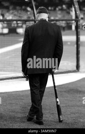 6. Mai 2014 Anaheim, CA..der ehemalige New York Yankee Reggie Jackson sieht das Schlagtraining vor dem Major League Baseball Spiel zwischen den New York Yankees und den Los Angeles Angels im Anaheim Stadium in Anaheim, Kalifornien. Louis Lopez/CSM (Credit Image: © Louis Lopez/Cal Sport Media/ZUMAPRESS.com) Stockfoto