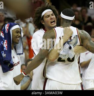 8. Mai 2007 – USA – die Cleveland Cavaliers Daniel Gibson, Anderson Verajao und LeBron James feiern am Dienstag, den 8. Mai 2007 in der Quicken Loans Arena in Cleveland, Ohio, den Sieg des Teams über die New Jersey Nets im zweiten Spiel der NBA-Playoffs 102-92. (Phil Masturzo/Akron Beacon Journal/MCT) (Bild: © Phil Masturzo/mct/ZUMAPRESS.com) Stockfoto