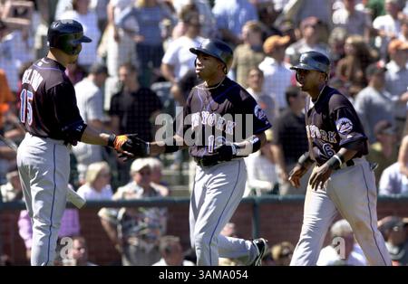 9. Mai 2007 – USA – New York Mets Carlos Beltran gratuliert Ruben Gotay (6) und Endy Chavez (10), nachdem sie am Mittwoch, den 9. Mai 2007, im neunten Inning in San Francisco, Kalifornien, ein Doppelspiel erzielt haben. Die Mets besiegten die Giants mit 5:3. (Nader Khouri/Contra Costa Times/MCT) (Kreditbild: © Nader Khouri/mct/ZUMAPRESS.com) Stockfoto