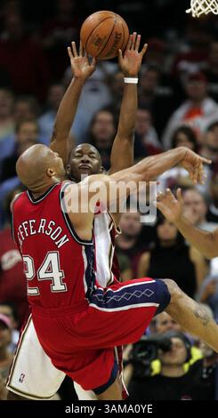 16. Mai 2007 – USA – der Cleveland Cavaliers-Wachmann Eric Snow übernimmt am Mittwoch, den 16. Mai 2007, in Cleveland, Ohio, den Vorkämpfer der New Jersey Nets, Richard Jefferson, links, während der zweiten Halbzeit im Spiel 5 der NBA-Playoffs. (Ed Suba Jr/Akron Beacon Journal/MCT) (Kreditbild: © Ed Suba Jr/mct/ZUMAPRESS.com) Stockfoto