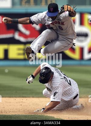 27. Mai 2007: New York Mets zweiter Baseman Ruben Gotay springt über den Florida Marlins' Todd Linden, um ein Doppelspiel abzuschließen. Die Mets besiegten die Marlins mit 6:4, am Sonntag, den 27. Mai 2007, im Dolphin Stadium in Miami, Florida. (Carl Juste/Miami Herald/MCT) (Bild: © Carl Juste/mct/ZUMAPRESS.com) Stockfoto
