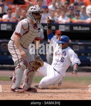 2. Juni 2007 – USA – New York Mets' Ruben Gotay, rechts, rutscht in die Startplatte, nachdem Ben Johnson eine Opferfliege getroffen hat, während der Arizona Diamondbacks-Fänger Miguel Montero auf den eingehenden Wurf im vierten Inning am Samstag, 2. Juni 2007, im Shea Stadium in Flushing, New York wartet. Die Mets gewannen mit 7:1. (J. Conrad Williams Jr./Newsday/MCT) (Kreditbild: © J. Conrad Williams Jr/mct/ZUMAPRESS.com) Stockfoto