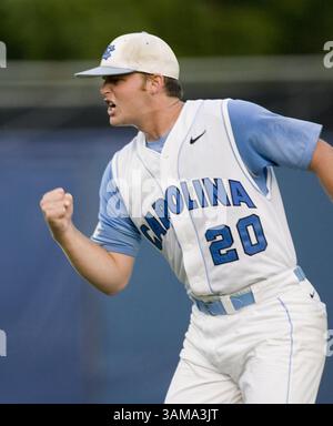 1. Juni 2007: US-amerikanischer Pitcher Robert Woodard (20), der am Freitag, den 1. Juni 2007 in Chapel Hill, North Carolina, gegen Jacksonville ausscheidet, reagiert mit einem Streik gegen Jacksonville. UNC besiegte Jacksonville mit 6:0. (Robert Willett/Raleigh News & Observer/MCT) (Kreditbild: © Robert Willett/mct/ZUMAPRESS.com) Stockfoto