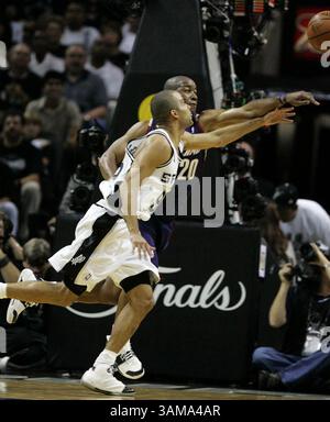 10. Juni 2007 – USA – Cleveland Cavaliers Guard Eric Snow (rechts) kämpft im zweiten Spiel der NBA-Finals um einen losen Ball mit Tony Parker der San Antonio Spurs. Die Spurs besiegten die Cavaliers zwischen 103 und 92 im AT&T Center in San Antonio, Texas, Sonntag, den 10. Juni 2007. (Ed Suba Jr./Akron Beacon Journal/MCT) (Kreditbild: © Ed Suba Jr/mct/ZUMAPRESS.com) Stockfoto