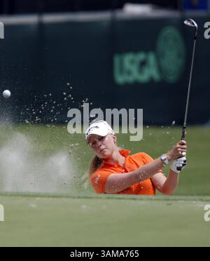 25. Juni 2007: Morgan Pressel trifft am Montag, den 25. Juni 2007, bei einer Übungsrunde für die US Women's Open in Southern Pines, North Carolina, auf dem 14. Loch aus einer Falle. (Chris Seward/Raleigh News & Observer/MCT) (Kreditbild: © Chris Seward/mct/ZUMAPRESS.com) Stockfoto