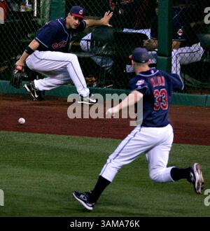 26. Juni 2007 – USA – der Mittelfeldspieler Grady Sizemore der Cleveland Indians (links und rechts) Trot Nixon (rechts) kann beim siebten Inning-Spiel am Dienstag, den 26. Juni 2007, in Cleveland, Ohio, kein Doppelspiel erreichen. (Ed Suba Jr./Akron Beacon Journal/MCT) (Kreditbild: © Ed Suba Jr/mct/ZUMAPRESS.com) Stockfoto
