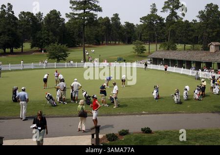 25. Juni 2007 – USA – Golfspieler erreichten am Montag, 25. Juni 2007 das Übungsgrün für die US Women's Open in Southern Pines, North Carolina. (Chris Seward/Raleigh News & Observer/MCT) (Kreditbild: © Chris Seward/mct/ZUMAPRESS.com) Stockfoto