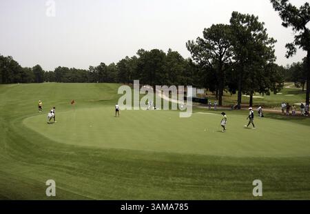 25. Juni 2007 – USA – Golfspieler üben am Montag, 25. Juni 2007, während der Übungsrunden für die US Women's Open in Southern Pines, North Carolina, auf dem 12. Green. (Chris Seward/Raleigh News & Observer/MCT) (Kreditbild: © Chris Seward/mct/ZUMAPRESS.com) Stockfoto