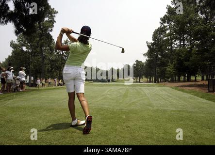 25. Juni 2007 – USA – Lorena Ochoa sieht ihren Abschlag auf dem 13. Loch während der Übungsrunden der US Women's Open in Southern Pines, North Carolina am Montag, den 25. Juni 2007. (Chris Seward/Raleigh News & Observer/MCT) (Kreditbild: © Chris Seward/mct/ZUMAPRESS.com) Stockfoto