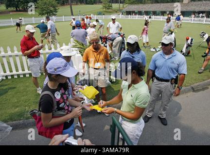 25. Juni 2007 – USA – Lorena Ochoa, unten rechts, signiert Autogramme für Fans, die am Montag, den 25. Juni 2007 bei den US Women's Open in Southern Pines, North Carolina, ausgetragen werden. (Chris Seward/Raleigh News & Observer/MCT) (Kreditbild: © Chris Seward/mct/ZUMAPRESS.com) Stockfoto