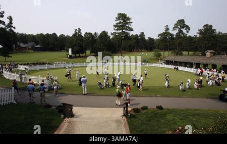 25. Juni 2007 – USA – Golfspieler erreichten am Montag, 25. Juni 2007 das Übungsgrün für die US Women's Open in Southern Pines, North Carolina. (Chris Seward/Raleigh News & Observer/MCT) (Kreditbild: © Chris Seward/mct/ZUMAPRESS.com) Stockfoto