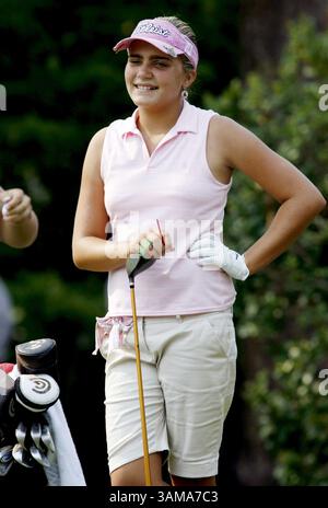 25. Juni 2007 – USA – Alexis Thompson wartet am Montag, den 25. Juni 2007, auf ihren Abschlag am 16. Juni, während der Übungsrunden für die US Women's Open in Southern Pines, North Carolina. (Chris Seward/Raleigh News & Observer/MCT) (Kreditbild: © Chris Seward/mct/ZUMAPRESS.com) Stockfoto