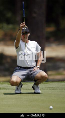 26. Juni 2007 – USA – Karrie Webb stellt am Dienstag, den 26. Juni 2007, einen Putt auf das 6. Loch in einer Übungsrunde für die US Women's Open in Southern Pines, North Carolina, auf. (Chris Seward/Raleigh News & Observer/MCT) (Kreditbild: © Chris Seward/mct/ZUMAPRESS.com) Stockfoto