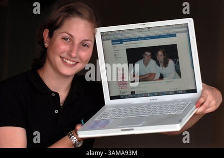 5. Juni 2007: Die Studentin Stephanie Tershakovec, 20 Jahre alt, und der Freund Daniel Mullane, 20 Jahre alt, haben Profile, die auf der Social Networking-Website Facebook miteinander verknüpft sind. (Walter Michot/Miami Herald/MCT) (Bild: © Walter Michot/mct/ZUMAPRESS.com) Stockfoto