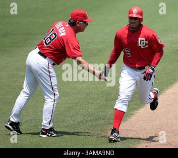 Am 8. Juli 2007 gratulierte Felipe Lopez (2) von Tim Tolman (18), nachdem er im 2. Inning des Spiels gegen die Milwaukee Brewers im RFK Stadium in Washington, DC, am Sonntag, den 8. Juli 2007 einen Home Run absolvierte. Washington besiegte Milwaukee mit 7:2. (Harry E. Walker/MCT) (Foto: © Harry E. Walker/mct/ZUMAPRESS.com) Stockfoto