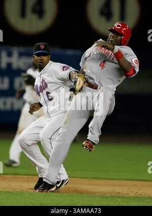 12. Juli 2007: New York Mets zweiter Baseman Ruben Gotay markiert Brandon Phillips von Cincinnati Reds während des neunten Inning in Flushing, New York, Donnerstag, 12. Juli 2007. (Kathy Kmonicek/Newsday/MCT) (Bild: © Kathy Kmonicek/mct/ZUMAPRESS.com) Stockfoto