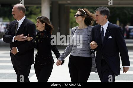 14. Juli 2007 – US-amerikanische Familienmitglieder Ian Johnstone Turpin, Luci Baines Johnson, Lynda Bird Johnson Robb und Charles Robb folgen der zeremoniellen Prozession, als die ehemalige First Lady Bird Johnson am Freitag, den 13. Juli 2007 in der LBJ Library in Austin, Texas, eintrifft. Die ehemalige First Lady wird bis Samstagmorgen in Ruhe in der LBJ-Bibliothek liegen. (Tom Pennington/Fort Worth Star-Telegram/MCT) (Kreditbild: © Tom Pennington/mct/ZUMAPRESS.com) Stockfoto