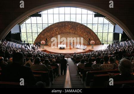 14. Juli 2007: Lynda Johnson Robb, Mitte links, und Luci Baines Johnson Hug, nachdem sie während einer Beerdigungsfeier für ihre Mutter, die ehemalige First Lady Bird Johnson, am Samstag, den 14. Juli 2007 in Austin gesprochen hatten. Texas. Die Witwe von Präsident Lyndon B. Johnson starb am Mittwoch eines natürlichen Todes in ihrem Haus in Austin. Sie war 94. (Poolfoto von Matt Slocum/AP/MCT) (Foto: © Pool Matt Slocum/mct/ZUMAPRESS.com) Stockfoto