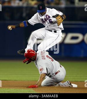 14. Juli 2007 - USA - Cincinnati Reds' Ken Griffey Jr. ist auf dem zweiten Platz, aber bringt New York Mets' Ruben Gotay in die Höhe, um ein Doppelspiel im siebten Inning im Shea Stadium am Samstag, den 14. Juli 2007, in Flushing, zu brechen. New York. (Paul J. Bereswill/Newsday/MCT) (Bild: © Paul J. Bereswill/mct/ZUMAPRESS.com) Stockfoto