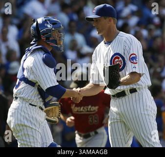 16. Juli 2007 – USA – Koyie Hill, der Chicago Cubs-Fänger, verließ und der engere Bob Howry, nachdem sein Team 7-6 gegen die Houston Astros im Wrigley Field in Chicago, Illinois, gewonnen hatte, am Sonntag, den 15. Juli 2007. (Nuccio DiNuzzo/Chicago Tribune/MCT) (Kreditbild: © Nuccio Dinuzzo/mct/ZUMAPRESS.com) Stockfoto
