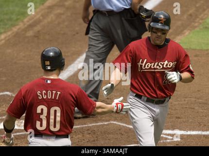 18. Juli 2007 – USA – Mike Lamb der Houston Astros, rechts, wird von Teamkollege Luke Scott gratuliert, nachdem er am Wenesday, 18. Juli 2007, im RFK-Stadion in Washington, DC, einen Solo-Heimlauf gegen die Washington Nationals im zweiten Inning des Nationalsieges 7-6 im zweiten Inning absolviert hatte. (George Bridges/mct) (Credit Image: © George Bridges/mct/ZUMAPRESS.com) Stockfoto