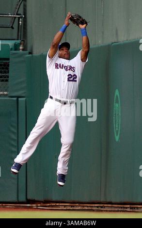22. Juli 2007: Marlon Byrd der Texas Rangers fängt einen Fliegenball von Cleveland IndiansÃÆ’Ã¢â‚¬¢ Trot Nixon im ersten Inning in Arlington, Texas, am Sonntag, den 22. Juli 2007. (Khampha Bouaphanh/Fort Worth Star-Telegram/MCT) (Kreditbild: © Khampha Bouaphanh/mct/ZUMAPRESS.com) Stockfoto