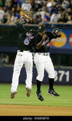 24. Juli 2007 – USA – New York Mets’ Lastings Milledge feiert mit Ruben Gotay, nachdem die Mets am Dienstag, 24. Juli 2007, die Pittsburgh Pirates 8-4 im Shea Stadium in Flushing New York besiegt hatten. (Kathy Kmonicek/Newsday/MCT) (Bild: © Kathy Kmonicek/mct/ZUMAPRESS.com) Stockfoto