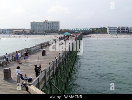 Juni 2007 - STEMPEL, USA - Erhalten Sie einen tollen Blick auf den Mini-Pavillon an der Spitze des Taylor Pier. Das Holiday Inn auf der linken Seite ist das einzige „Hochhaus“ am Folly Beach in South Carolina. (John Bordsen/Charlotte Observer/MCT) (Bild: © John Bordsen/mct/ZUMAPRESS.com) Stockfoto