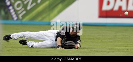 31. Juli 2007: STAMP, USA - Florida Marlins Right Fielder Jeremy Hermida lässt sich am Dienstag, 31. Juli 2007 im ersten Inning von Willy Tavares der Colorado Rockies im Dolphin Stadium in Miami, Florida, verdoppeln. (Joe Rimkus Jr./Miami Herald/MCT) (Kreditbild: © Joe Rimkus Jr/mct/ZUMAPRESS.com) Stockfoto