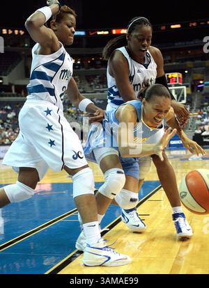 5. August 2007 - STEMPEL, USA - Chicago Sky Armintie Price (22), Mitte, geht nach einem losen Ball, während sie gegen Washington Mystics Alana Beard (20), Left und Nikki Teasley (42) während ihres Spiels im Verizon Center in Washington, D.C. am Sonntag, 5. August 2007. Washington besiegte Chicago mit 71:66. (Harry E. Walker/MCT) (Foto: © Harry E. Walker/mct/ZUMAPRESS.com) Stockfoto