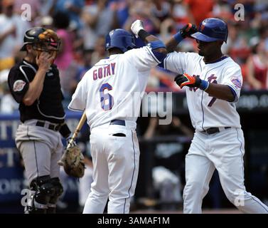 12. August 2007: STAMP, USA – New York Mets Ruben Gotay (6) begrüßt Jose Reyes zu Hause, nachdem Reyes im dritten Inning gegen die Florida Marlins einen Heimlauf hatte. Die Mets besiegten die Marlins mit 10:4 im Shea Stadium in Flushing, New York am Sonntag, den 12. August 2007. (Audrey C. Tiernan/Newsday/MCT) (Kreditbild: © Audrey C.Tiernan/mct/ZUMAPRESS.com) Stockfoto