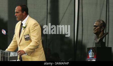 3. August 2008 - STEMPEL, USA - Bruce Matthews von den Houston Oilers, Tennessee Titans spricht während seiner Verbriefungszeremonie im Fawcett Stadium, neben der Pro Football Hall of Fame, Samstag, 4. August 2007 in Canton, Ohio. (Ken Love/Akron Beacon Journal/MCT) (Bild: © Ken Love/mct/ZUMAPRESS.com) Stockfoto