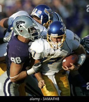 17. Juni 2000: Ian Campbell (links) von Kansas State hilft im ersten Quartal gegen den San Jose State Quarterback Adam Tafralis. Kansas State besiegte San Jose State, 34:14, in Manhattan, Kansas, Samstag, September 2007. (Jim Barcus/Kansas City Star/MCT) (Bild: © Jim Barcus/mct/ZUMAPRESS.com) Stockfoto