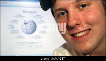 16. August 2007 – US-amerikanischer Schüler John Warkel hat Update-Informationen auf Wikipedia.com hochgeladen, am Tag des Zusammenbruchs. (Tom Wallace/Minneapolis Star Tribune/MCT) (Bild: © Tom Wallace/mct/ZUMAPRESS.com) Stockfoto