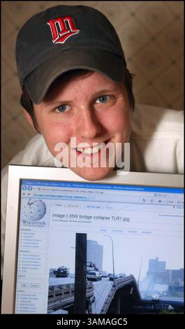 16. August 2007 – US-amerikanischer Schüler John Warkel hat Update-Informationen auf Wikipedia.com hochgeladen, am Tag des Zusammenbruchs. (Tom Wallace/Minneapolis Star Tribune/MCT) (Bild: © Tom Wallace/mct/ZUMAPRESS.com) Stockfoto